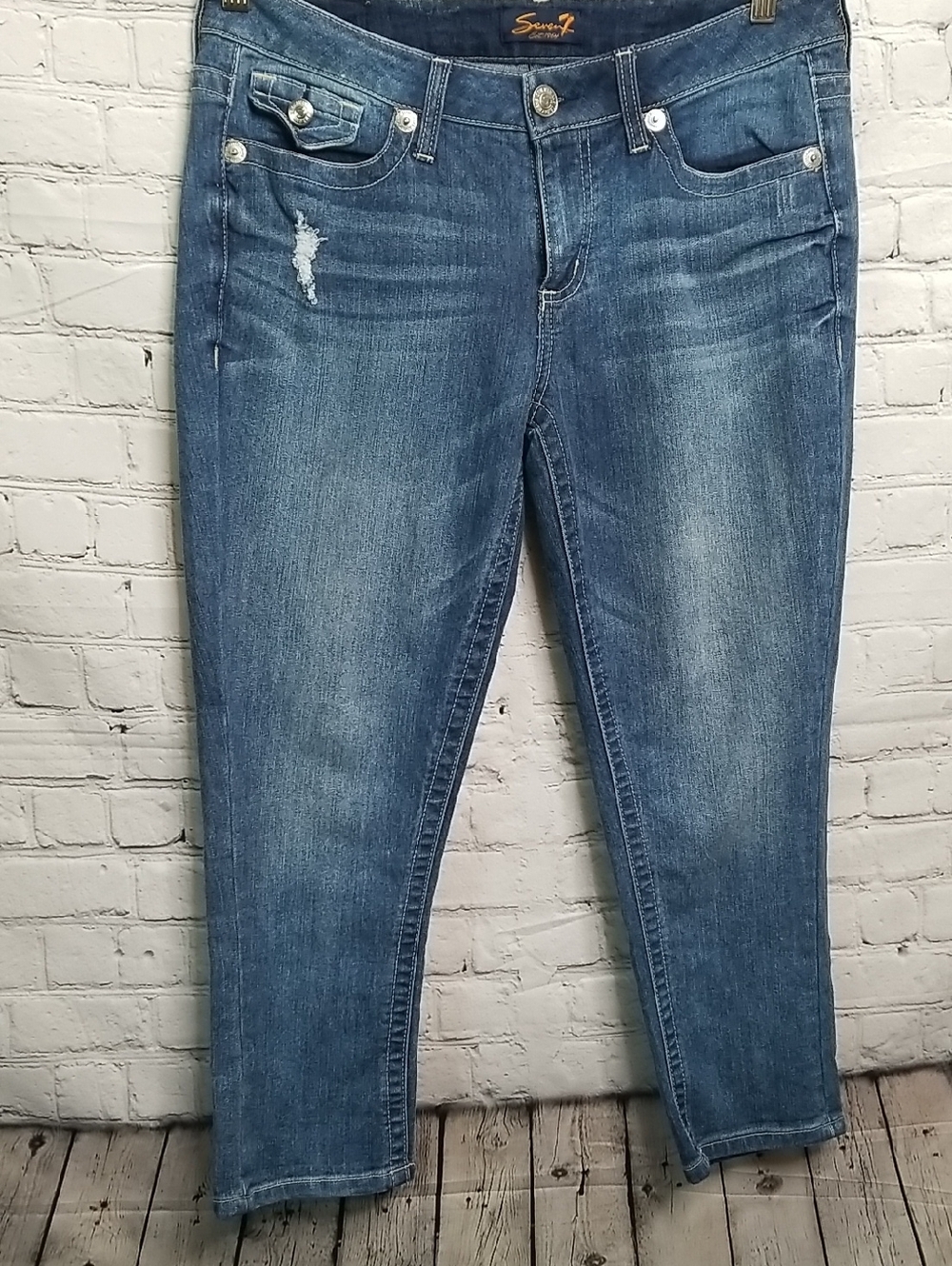 Seven7 women's cropped jeans size 6. EUC